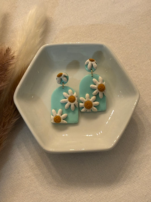 Daisy’s on turquoise